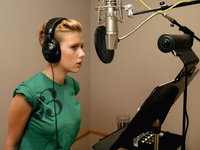 Scarlett Johansson canta din nou