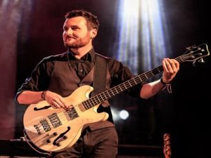 Basistul trupei Vita de Vie, Adrian Ciuplea, pleaca in turneu cu Steve Vai prin Europa